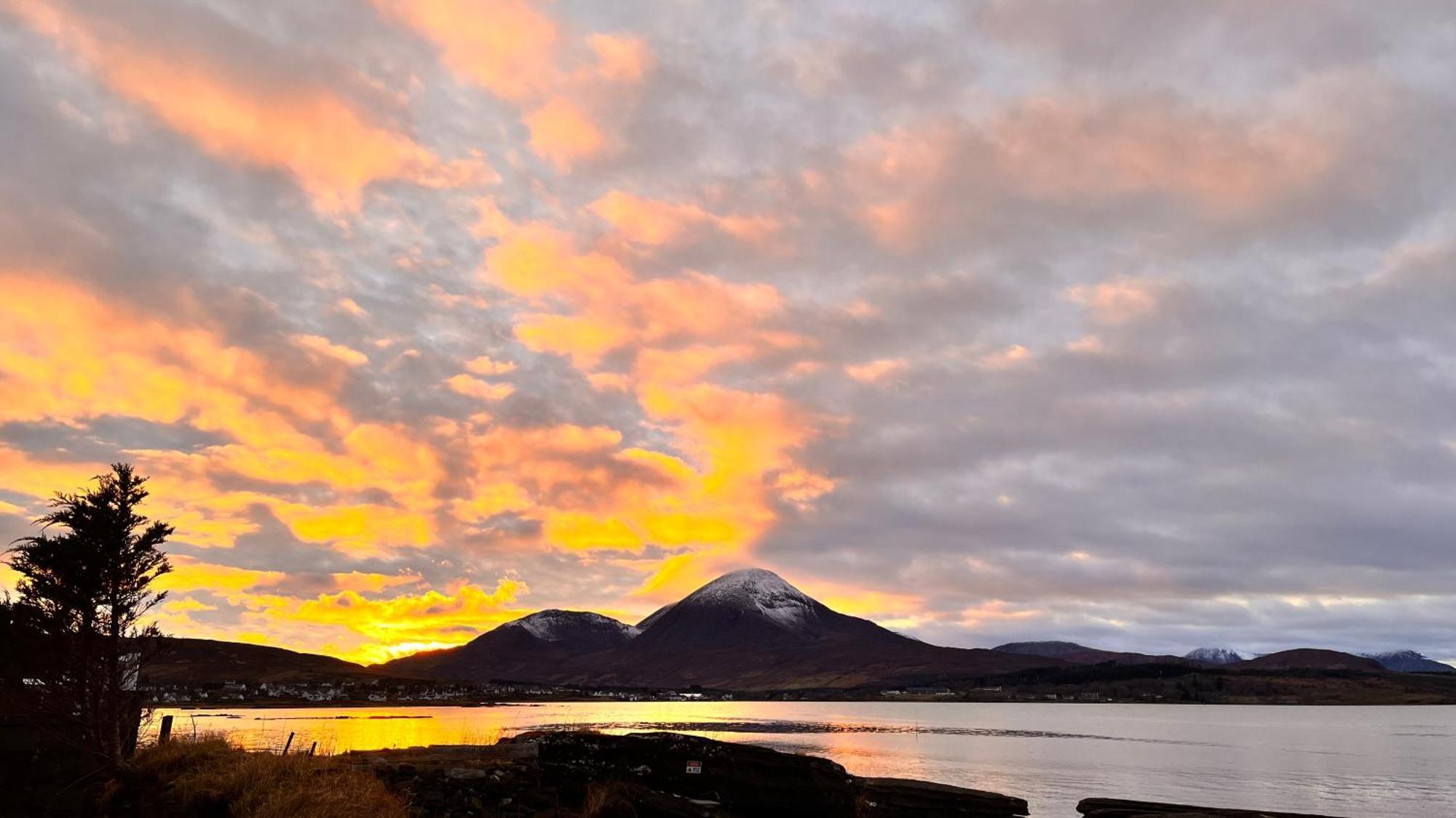 Carnmhor, Isle Of Skye - Stunning 242 Year Old Cottage On Its Own Sea Shore! Breakish Bagian luar foto